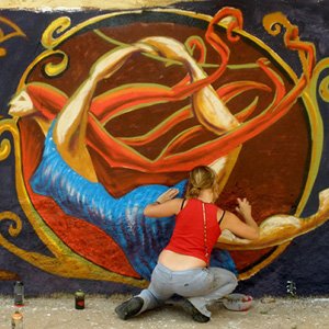 pintura-mural-graffiti-mujer-circo-festival-desplacat-cuad
